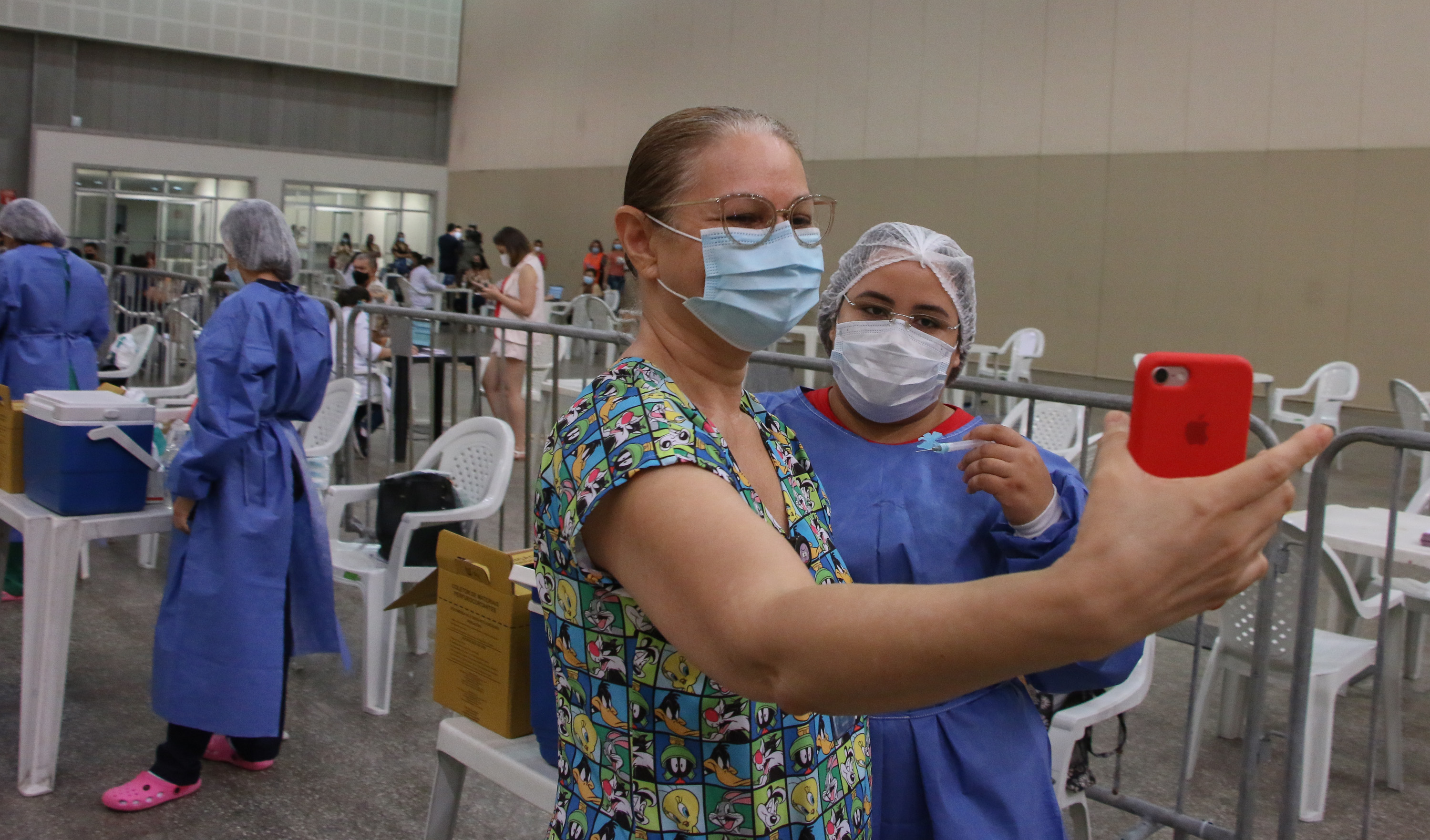 mulher sendo vacinada